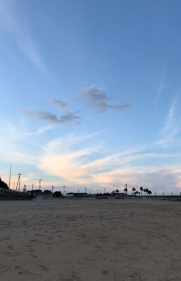 陽が落ちてからもゆっくり波の音を聞きながらさんぽができます。潮風公園は22時閉所です。