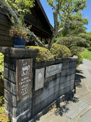 柳井、平生の８カフェさんへ。自然いっぱいの古民家カフェ。駐車場は５０m先にあります。